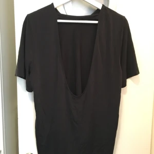  - Snygg t-shitt med öppen rygg. Använd få gånger. Färgen är ”granitgrå”. Köparen står för ev frakt :)