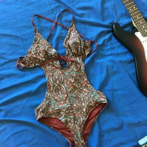  - Baddräkt som knyts i ryggen och sitter riktigt snyggt på! Coolt mönster och i fint skick. Fri frakt💌