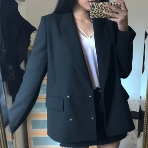  - Svart blazer, passar xs-s beror på hur man vill att den ska sitta. Endast testad 