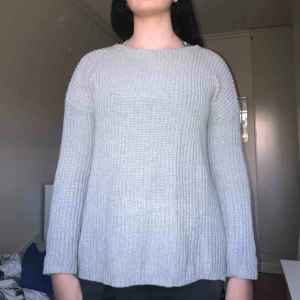  - En stickad tröja från Cubus. Använd ett antal gånger. Tvättas innan frakt. Köparen står för frakten