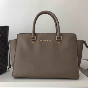  - Äkta Michael kors väska, (Selma Large saffiano leather satchel) i strålande skick bortsätt från 3 minimala repor i nedre hörnet. Nypris: 3600kr. Pris exklusive frakt