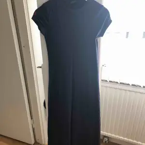 Marinblå maxi-klänning från Ralph lauren. Aldrig använd pga längd. pris ink frakt