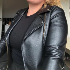  - KLASSISK SKINNJACKA för alla tillfällen! I toppskick, köpt för ett år sedan använd vid 2 tillfällen.   Köpt för 1400kr Lätt att matcha en snygg outfit med😉❣️