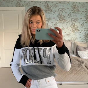 Hoodie - Säljer denna jätte fina hoodien från PINK. Den är nästan aldrig använd och otroligt skön! Perfekt att mysa i hemma men kan även matchas snyggt till jeans och sneakers🚶🏼‍♀️ Pris: 150 kr. FRAKT TILLKOMMER💗🧚🏼