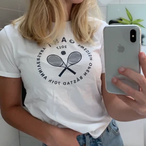 Gant t-shirt  - Vit gant t-shit med Båstad tryck, i storlek 146-152 men passa även XS (jag på bilden, 167 cm)  säljer pågrund utav att jag inte använder den. Använd endast ett fåtal gånger så i fint skick. (Köparen står för frakten) 