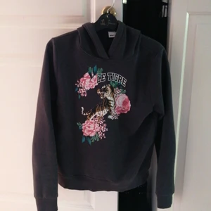 Huvtröja  - En jättefin hoodie från Gina Tricot i storlek M men passar definitivt S också varan jag är en S och den sitter ändå inte så oversized😊💖köparen står för frakt 