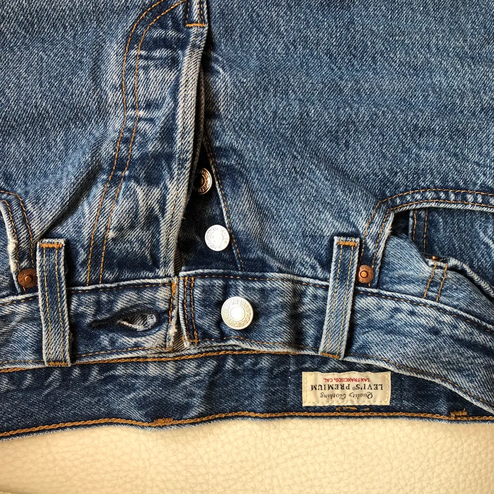 Mellanblå jeans från Levis i modell 501🍀 har haft dom i över 1 år men är fortfarande i toppskick😍. Jeans & Byxor.