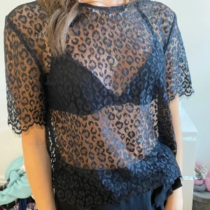 Leopard tröja från hm  - Aldrig använd endast testad. Är en 32 men skulle säga att den passar 34 bättre. Lite stor på mig som är 154. Modellen är 157 och sitter ganska bra på henne. 30 kr + frakt 