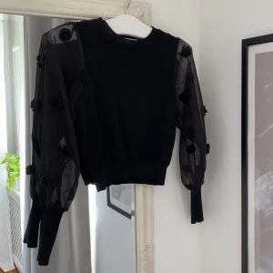 Zara topp med mesh ärmar - Superfin topp från Zara i storlek S. Använd ett fåtal gånger då den är lite kortare. Den är som i nytt skick och är mycket användbar. Köparen står för frakt! Nypris: 500 kr 🧡