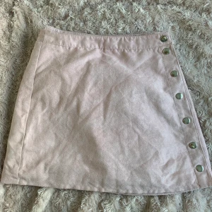 Kjol från HM - Sååå fin rosa kjol från hm storlek 34. Mocka material tror jag att det heter. Aldrig använd.