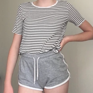 Randig t-shirt 🤍🖤 - T-shirt köpt på H&M för några år sen och sedan dess väl använd, men i väldigt bra skick 🤍 Säljer pga att jag aldrig använder den längre. Nypris: runt 100 kr. Frakt tillkommer. I barnstorlek 🖤