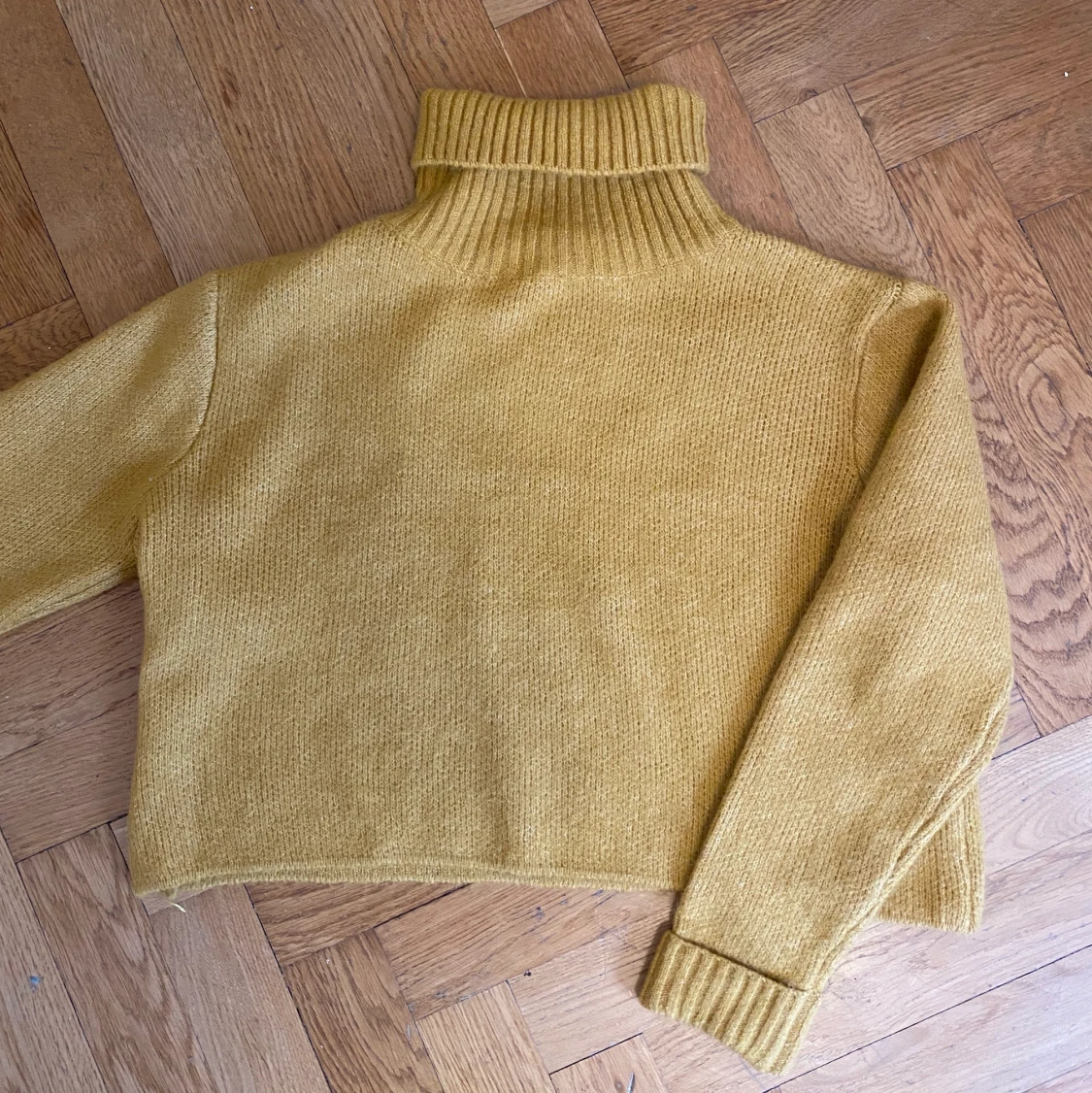 Gul stickad tröja - 91