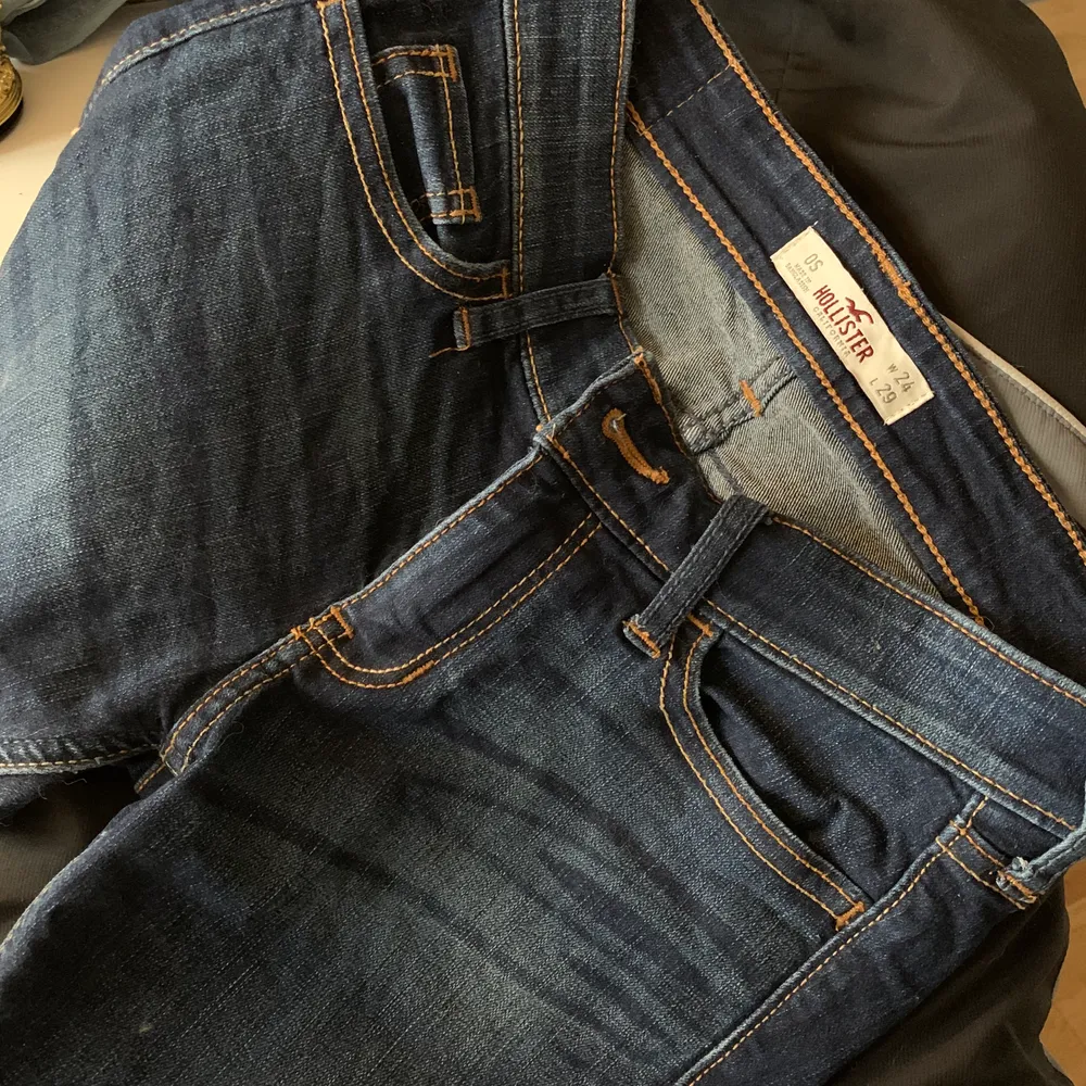 Säljer ett par hollister jeans i str. w24 / L29 pga felköp alldeles för små för mig! . Jeans & Byxor.