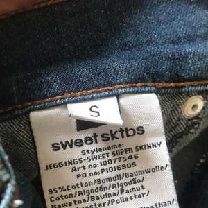 Jag säljer dessa snygga jeans ifrån junkyard. De är ganska lågmidjade och har snygga hål på knäna. Storlek S men funkar ändån bra i längden för mig som är 172cm.