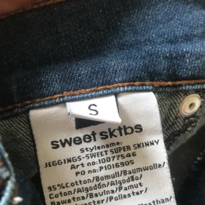Junkyard jeans - Jag säljer dessa snygga jeans ifrån junkyard. De är ganska lågmidjade och har snygga hål på knäna. Storlek S men funkar ändån bra i längden för mig som är 172cm.