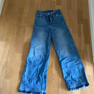 Jeans - Wide jeans från hm som blev förkorta för mig så jag sprättade upp dom därnere så dom skulle bli längre! Köparen står för frakten 