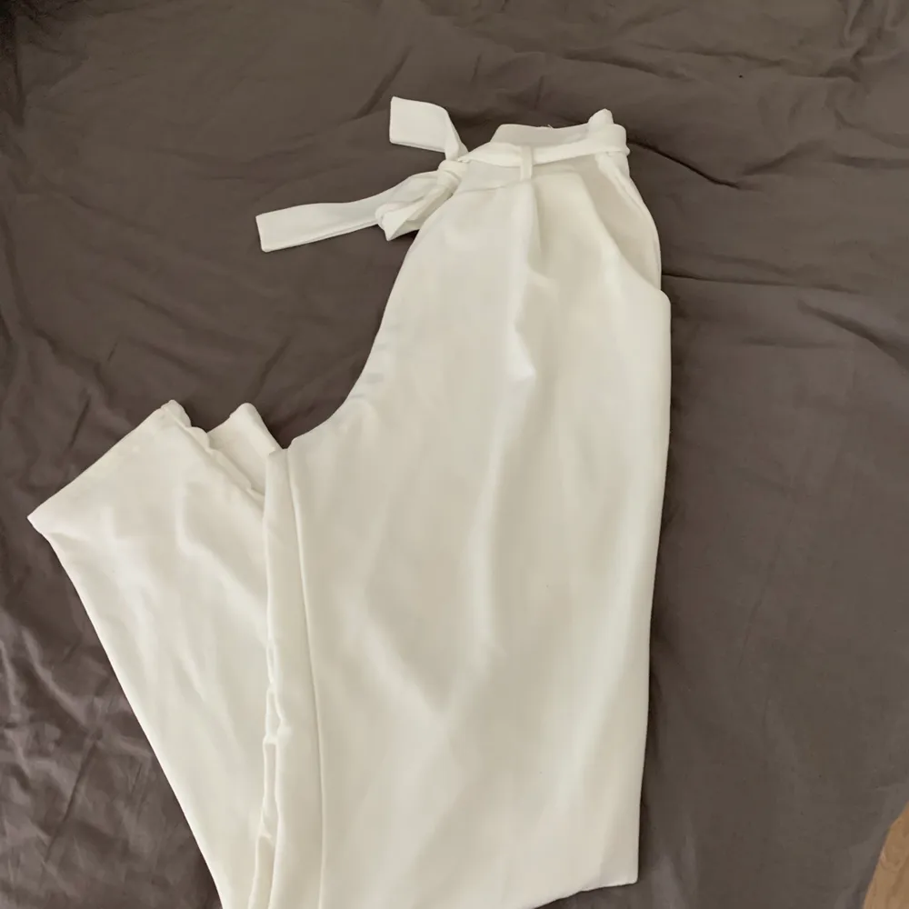 Fina vita kostymbyxor ifrån nly trend i storlek XS, använda fåtal gånger! Mycket fint skick! Nypris:299. Jeans & Byxor.
