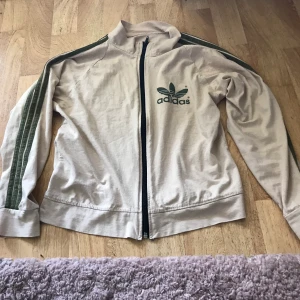 Adidas tröja - Adidas tröja använd några gånger. Ärv inom släkten men passar ej mig längre. Väldigt fin och klassik