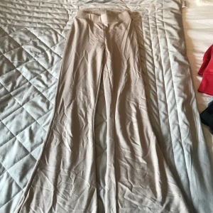 Beiga yogapants från gina - Köpta från Gina för ca ett år sen men har aldrig använts för jag kände mig int elelr bekväm i dom. Köpte för 199 och säljer för 100 + frakt. Storlek XXS men borde passa Xs(: