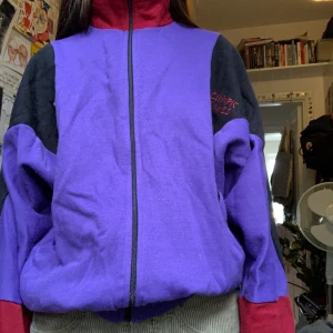 80-tals sweatshirt - Najs 80tals inspirerad tröja. Köpt secondhand. Storlek M