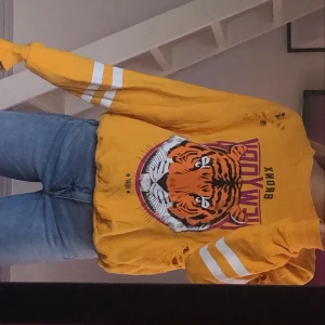 Sweatshirt - Gul sweatshirt ifrån Gina, använd max 1 gång