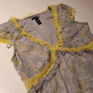 Blommig klänning - En trendig blommig sommarklänning som är superfin men tyvärr för liten för mig. Hoppas den finner ett nytt hem där den blir älskad. Går ut lite vid höfterna för fin form (fler bilder kan skickas) ☀️🥰 frakt tillkommer. 