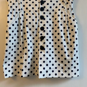 Zara kjol - Snygg prickig kjol från Zara. Aldrig använd, prislapp kvar. Frakt tillkommer 