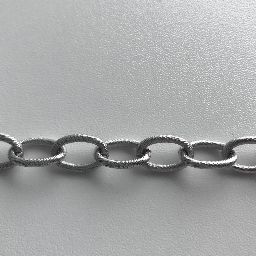 ett silverplaterat kedjehalsband jag köpte i en popup-butik (egenföretagare) i stockholm 💓 ringarna har ett svagt randigt detaljmönster (se bild 3) . Accessoarer.