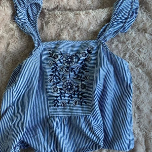 Blus från Zara - Bra skick, inte använd så mycket. Storlek XS o superfiiiiin😍 dock satt det några fransar som jag dragit bort men det syns inte alls!