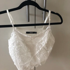 Vitt linne från Bikbok  - Vitt knappt använt linne från bikbok, kan frakta eller mötas upp i Uppsala 