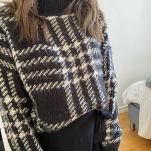 Super fin tröja från new yorker - Aldrig använd då jag köpte två. Orginalpriset är 289 kr mitt pris är 50 kr super skönt luddigt matterial. Köparen står alltid för frakten. Det är en xxs men passar bäst på en som är xs tror jag 