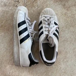 Adidas Skor - Adidas klassiska superstar skor. Väldigt fina i skicket även om jag använt de väl.