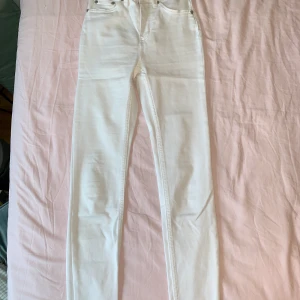 Vita fräscha jeans!  - Vanliga vita fräscha jeans för bara 60kr 
