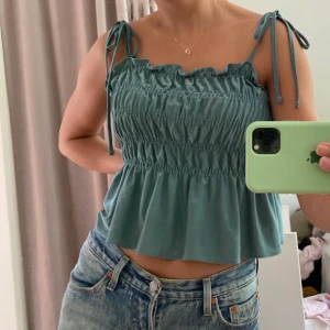 Zara linne - Zara linne med lapparna kvar, endast använd för denna bild. Storlek L men passar även mig som vanligtvis bär S. Extremt stretchig så passar mellan S-L!🦋 Köpare står för frakt!