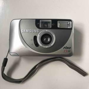 Säljer en Samsung Fino 15 se från min kamera samling. Analog kompaktkamera, blixt finns. Använder sig av 35 mm film. Lite repig på framsidan, därav priset!