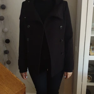 HM strl. 36 - Höstjacka från HM. Använd ett fåtal gånger, dvs i gott skick. Bekväm och varm.