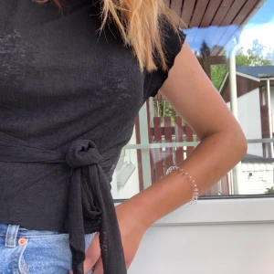 Svart tröja zara - Köpte förra sommaren, aldrig använd. Kan knytas både bak och fram. Köparen står för frakten :)