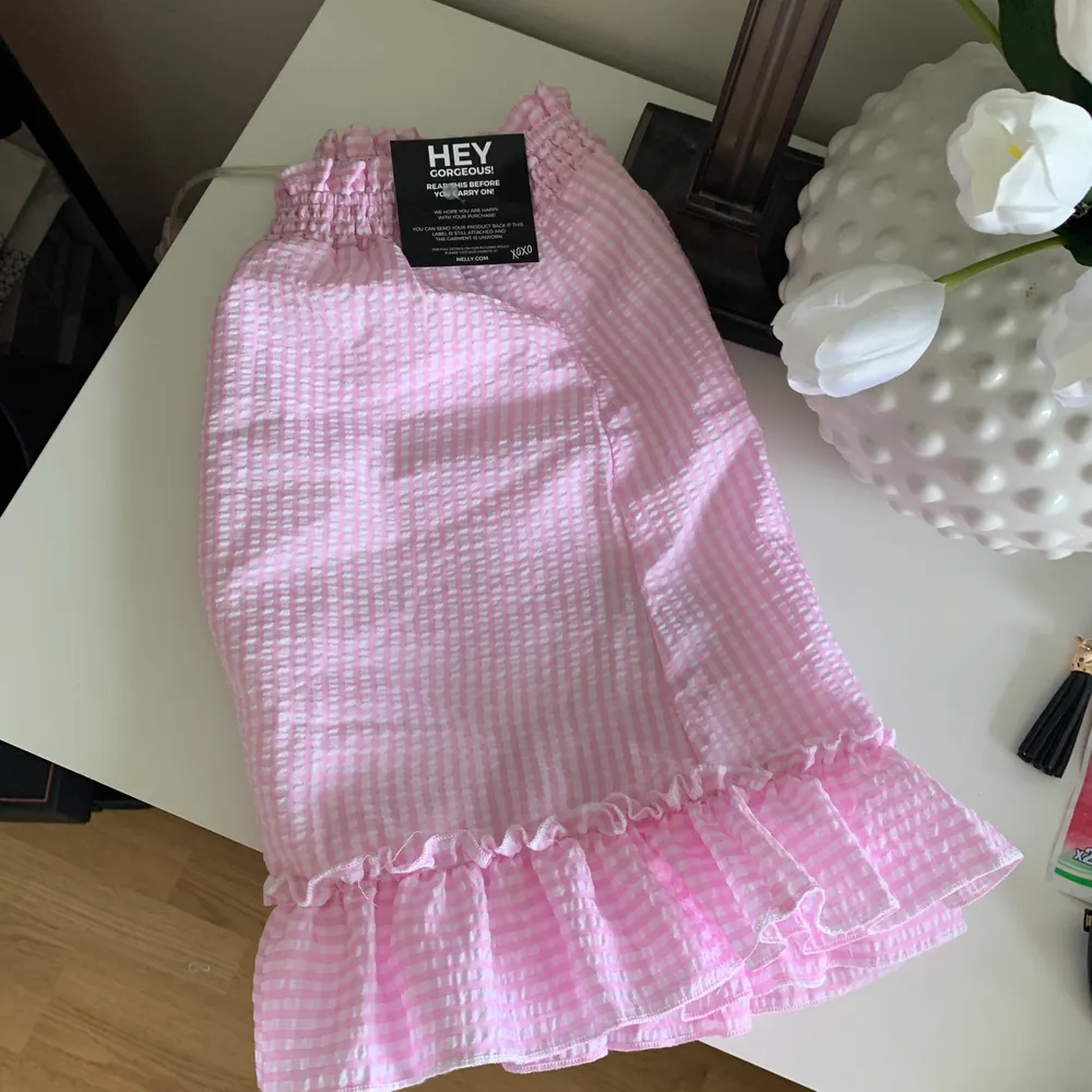 rosa/rutig kjol från NELLY med prislapp kvar. Säljer då den ej används. Storlek 38. 150 kr.. Kjolar.