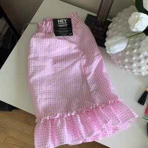 rosa/rutig kjol från NELLY med prislapp kvar. Säljer då den ej används. Storlek 38. 150 kr.
