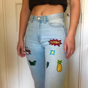 Momjeans - Säljer mina blåa momjeans från Bik bok, använda en gång så dom är som nya. Köparen står för frakten! :)