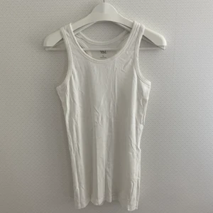 Vitt långt brottarlinne - Vitt långt linne med brottarrygg från Lager 157:) Frakt: 22kr (brev)