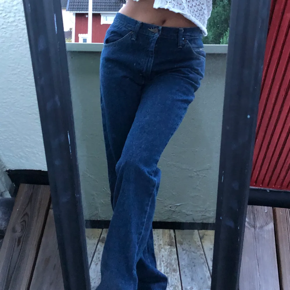 Lee jeans vintage blå långa och raka i modellen . Jeans & Byxor.