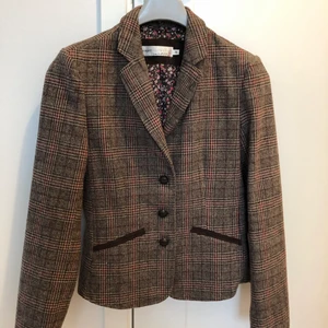 En snygg kallar man det twillkavaj.  - Mycket fin klassisk kavaj stl 36 funkar till en 38 med. Riktigt fint skick. Snygg till jeansen i höst 🍁🍂. Låtsas fickor. Så den sitter mycket fint. Du står för frakten och swishar innan jag skickar varan. 