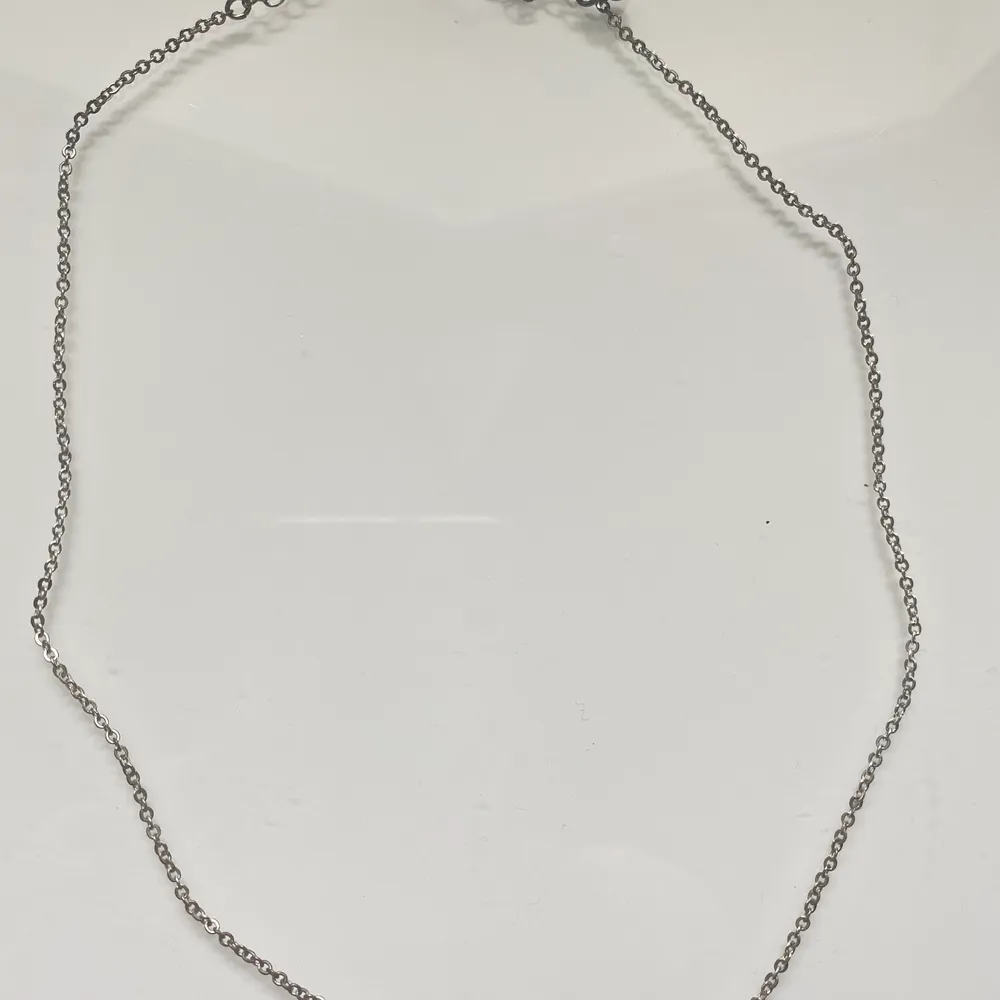 Tunt silverhalsband, köpt på H&M:) Frakt: 11kr. Accessoarer.