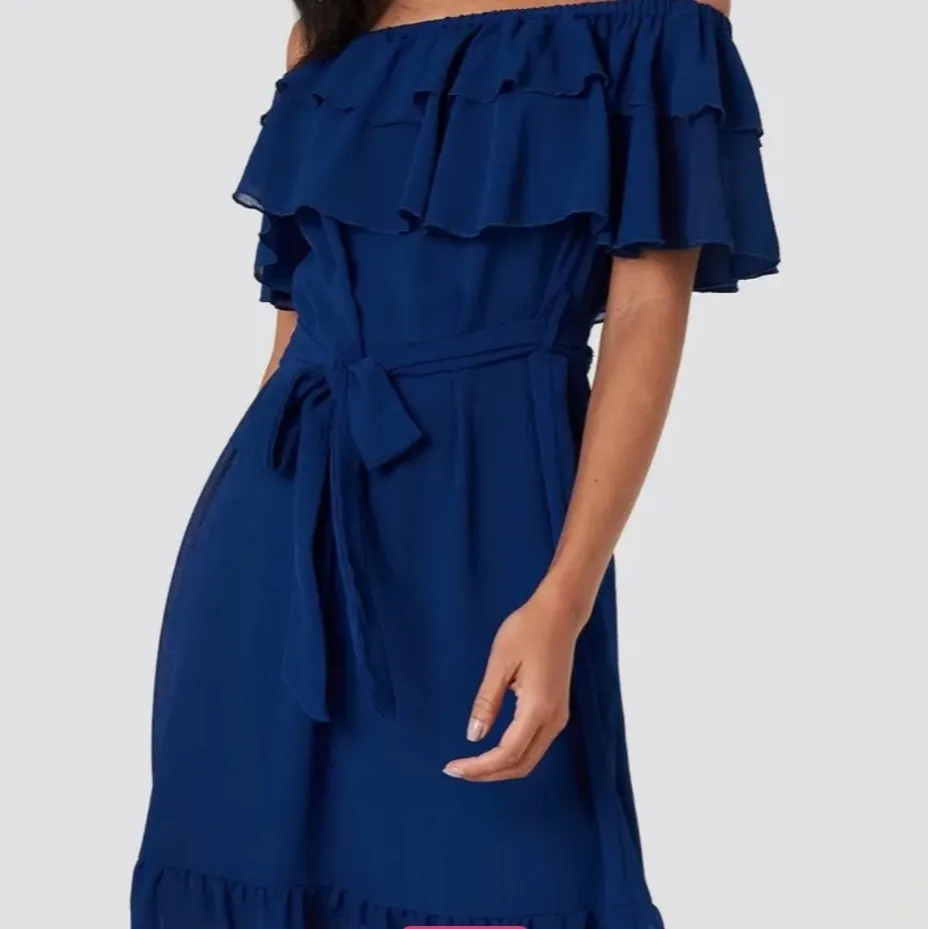 Off-shoulder klänning i underbar färg från NA-KD. Går att knyta i midjan. Inköpt här nyligen. Passade tyvärr inte mig. Mycket bra skick! Skulle passa både som stl 34 och 36. Köparen står för frakt 💋. Klänningar.