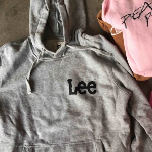  - Lee hoodie grå som ny 