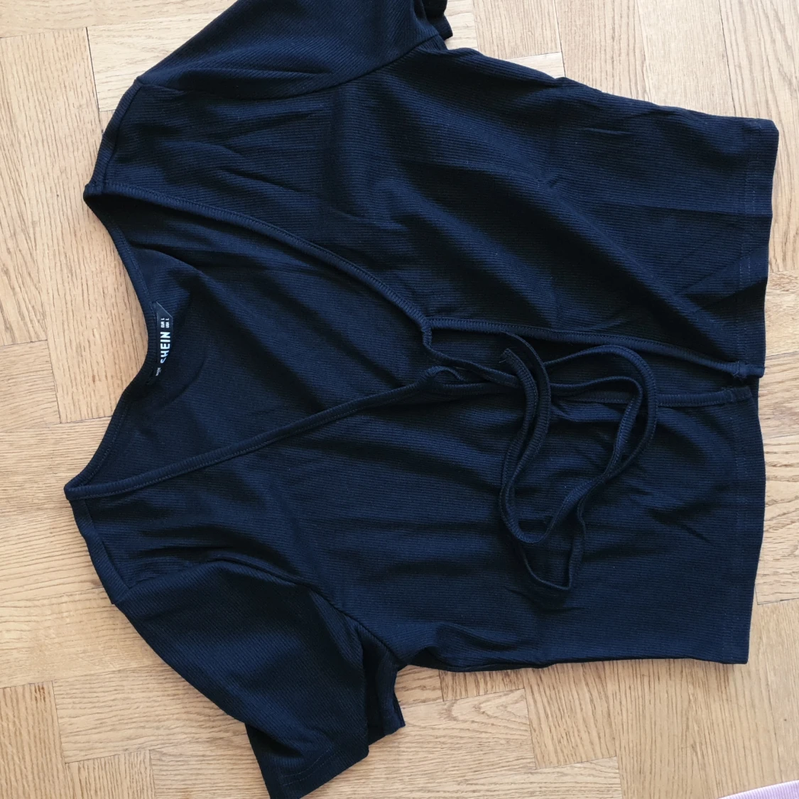 Shein svart tröja med knytning fram. - 91