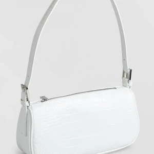 Axelväska vit från Ginatricot  - Helt ny med lapparna kvar, kvittot hittas ej så kan ej lämna tillbaka 🥺😔 kostar 320kr i butik, säljer för 250 eftersom jag ej har använt den. Jag möter gärna upp i Helsingborg/Malmö, annars får köparen stå för frakten 💞 HAR BUD PÅ 380kr💫