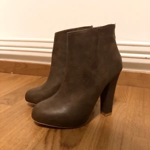 Klackar - Klackar i storlek 37 använda 2 ggr.. Pris kan diskuteras. Köparen står för frakt 💞 Betalning via swish.  