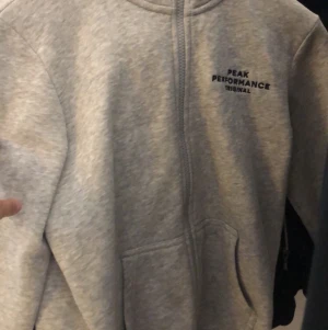 Peakperformance - Säljer nu min peak kofta sparsamt änvänd, fräsch djurfritt och rökfritt hem den är i strl xs/s passar som båda strl säljer den pga av ingen användning av den längre ny pris 1200